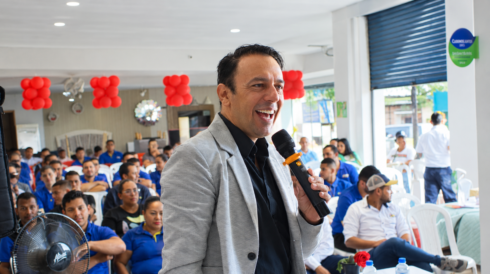 Eduardo Navas conversa con un público atento durante una charla
