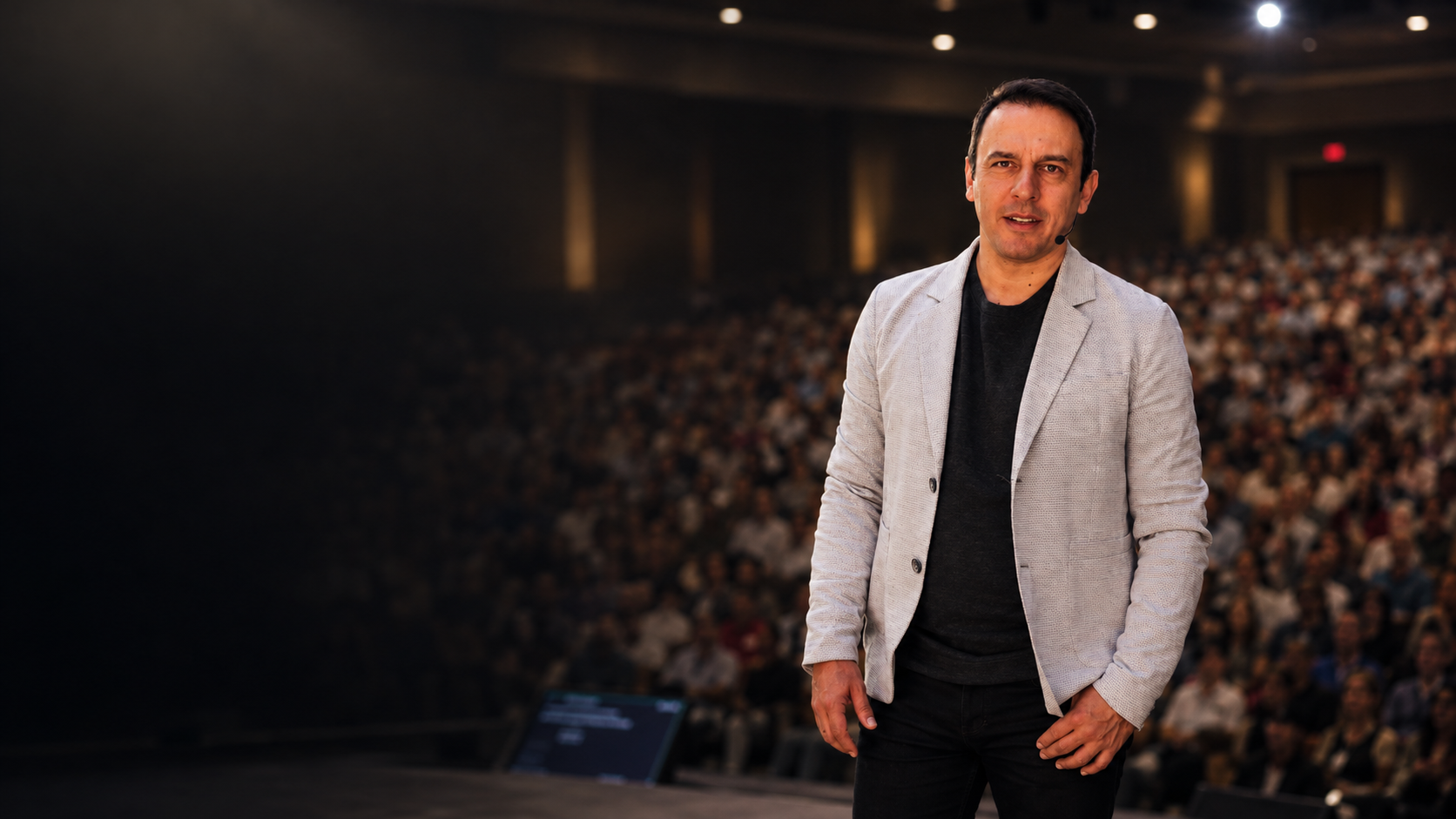 Eduardo Navas habla ante un auditorio lleno